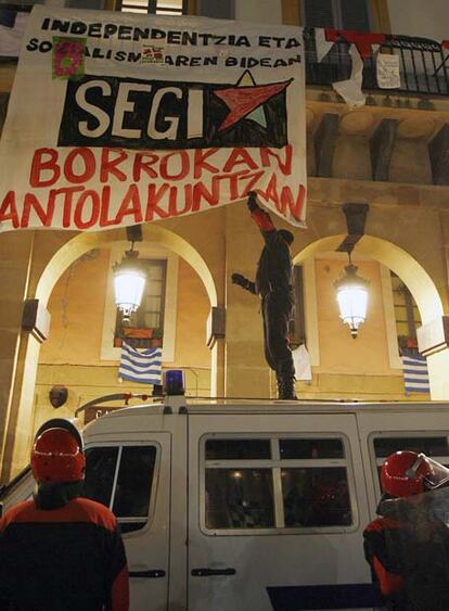 La Ertzaintza retira carteles de Segi en 2007 en San Sebastián.