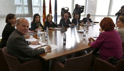 El consejero de Econom&iacute;a, M&aacute;ximo Buch, a la izquierda, al comienzo de la reuni&oacute;n con los representantes del comercio.