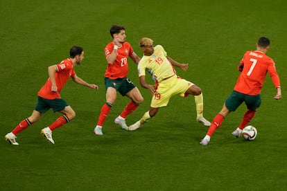 Lamine Yamal y Cristiano Ronaldo, a la derecha, luchan por el balón durante la final de fútbol de la Nations League.