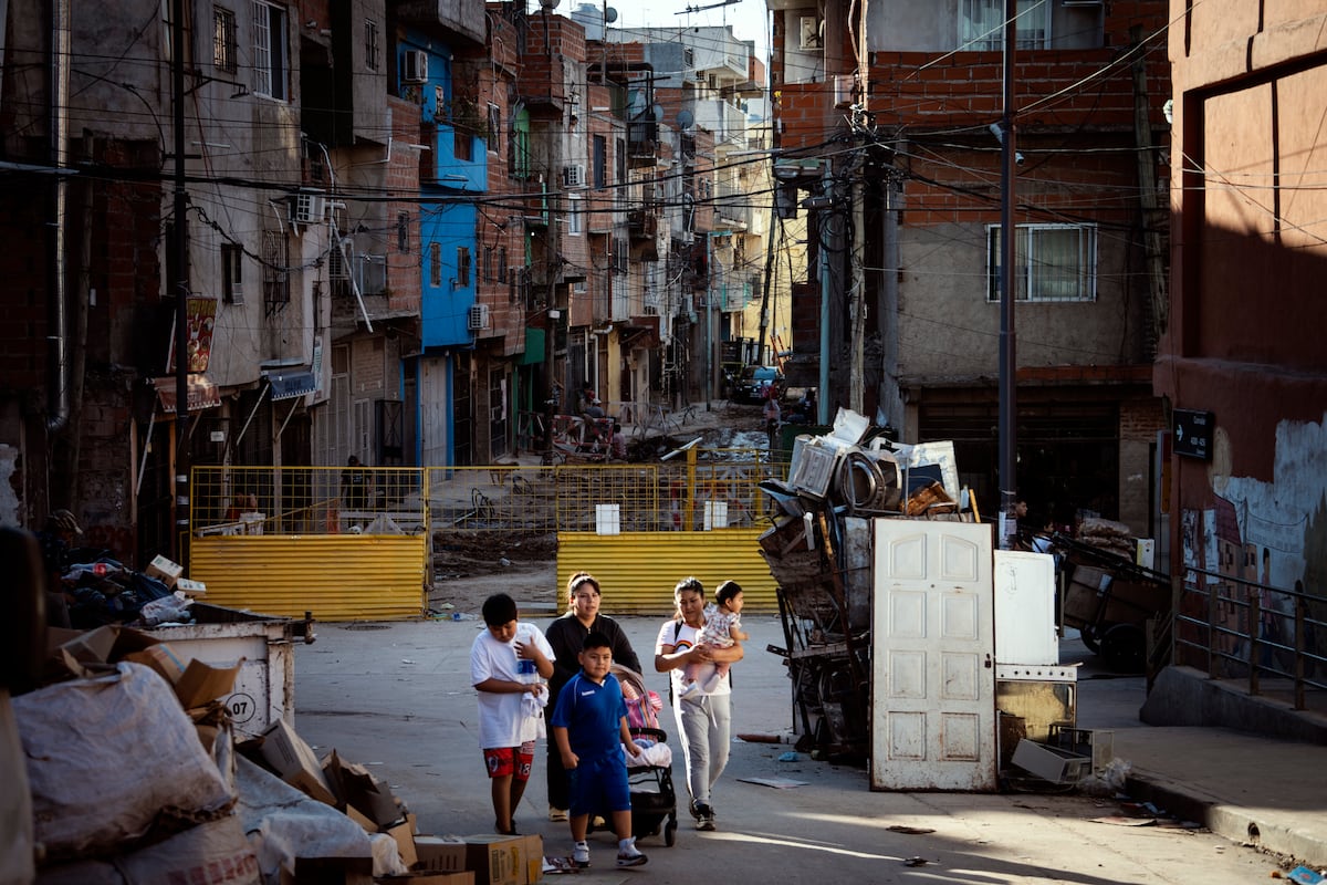 Vecinos de la Villa 20 en Buenos Aires se unen para crear espacios verdes y combatir los efectos del cambio climático
