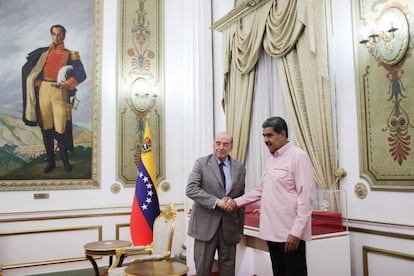 Nicolás Maduro presidente de Venezuela se reunió con el ex canciller de Colombia, el doctor Álvaro Leyva, en el Palacio de Miraflores.