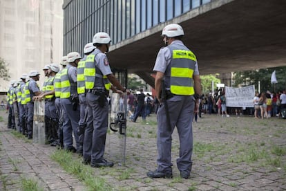 Policiais Militares observam manifestantes no v&atilde;o livre do Masp.