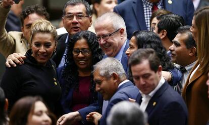 Carlos Urzúa, en el centro, con legisladores.