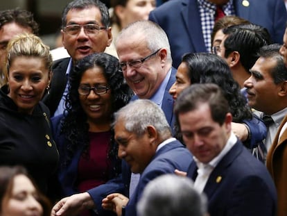 Carlos Urzúa, en el centro, con legisladores.