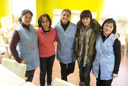 Remedios, Lourdes, Pilar, Noemí y Marisol en el centro de día. Todas son cooperativistas salvo la cuarta, que es trabajadora social.