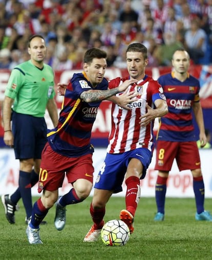 Messi trata de escaparse de Gabi.