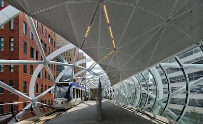 El estudio neerlandés ZJA (Zwarts & Jansma Architects) proyectó un viaducto para un tren ligero en el barrio de Beatrixkwartier, en La Haya, que conecta el tranvía con las líneas de tren convencional. El proyecto también incluye una parada a medio camino. El viaducto se extiende a lo largo de 400 metros, una estructura de anillos de acero con un diámetro de unos diez metros interconectados por tubos fijados en diagonal. Inaugurado en 2006, el proyecto se conoce coloquialmente como el ‘netkous’, la media de rejilla.