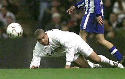 Ronaldo se incorpora con la vista fija en el balón.