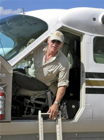 Harrison Ford llega a Santo Domingo pilotando su propio avión para participar en una campaña de ayuda a las víctimas del terremoto en Haití, el 6 de febrero de 2010