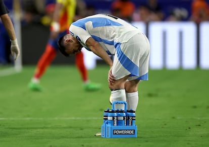 Las pantallas del estadio lo muestran llorando sin consuelo en el banco de suplentes, mientras el público lo ovaciona. 