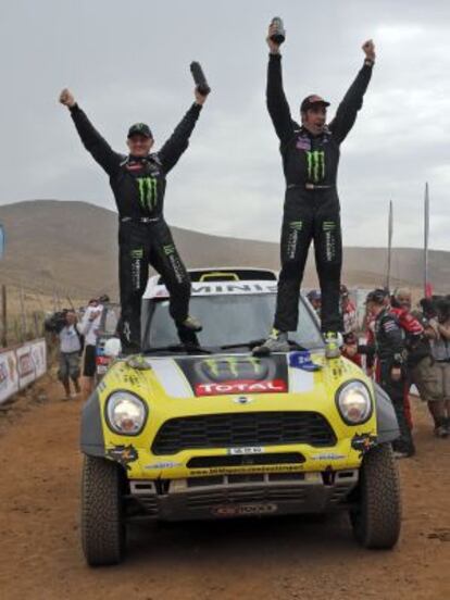 Nani Roma y su copiloto Michel Perin celebran la victoria en el Dakar 2014