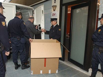La policía retira cajas con documentación del bufete de abogados de Marbella.