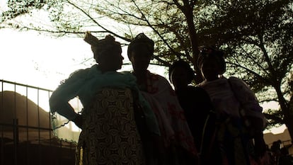 Rabiatou, Fatoumata, Geneva y Aisata fueron casadas de manera prematura. Hoy cuentan su historia, pero no quieren mostrar su rostro.