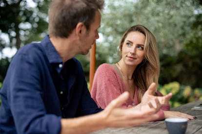 "En pareja no solo representamos nuestro rol, sino que también respondemos al del otro. Si tú te quejas, yo resto importancia. Si tú cuidas, yo me dejo cuidar. Así se construye cierto equilibrio”, explica la psicóloga Laura Morán.