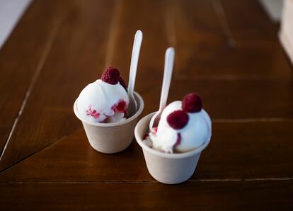 Yogur de cabra autóctona de Guadarrama con frambuesas de un agricultor de Peguerinos.