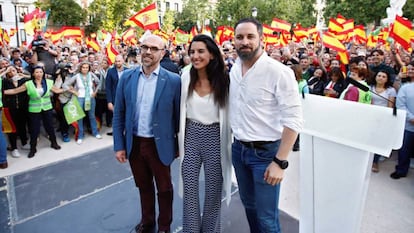 El número uno de la lista al Parlamento Europeo de Vox, Jorge Buxadé, junto a Santiago Abascal y Rocío Monasterio en la plaza Villa de París, en Madrid.