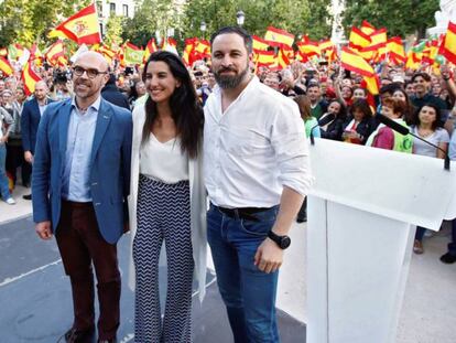 El número uno de la lista al Parlamento Europeo de Vox, Jorge Buxadé, junto a Santiago Abascal y Rocío Monasterio en la plaza Villa de París, en Madrid.