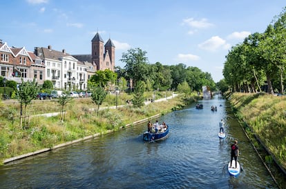 Vista del tramo recuperado del canal Catharijnesingel en Utrecht. 