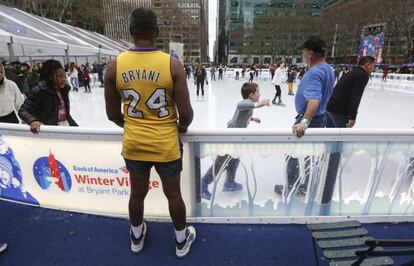 Un hombre en pantalón corto en Bryant Park