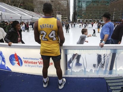 Un hombre en pantal&oacute;n corto en Bryant Park