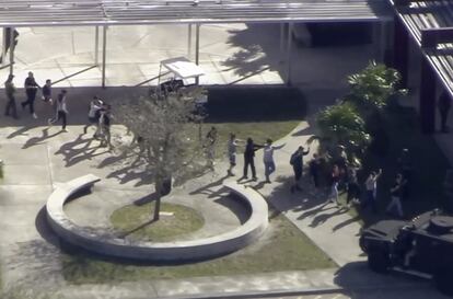 Estudiantes abandonan el instituto después del tiroteo.