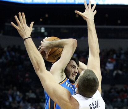 Marc Gasol intenta frenar a Abrines.