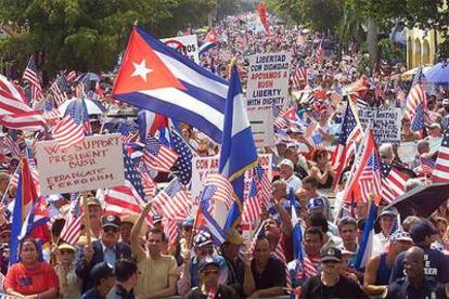Exiliados cubanos se manifiestan en Miami en 2003.
