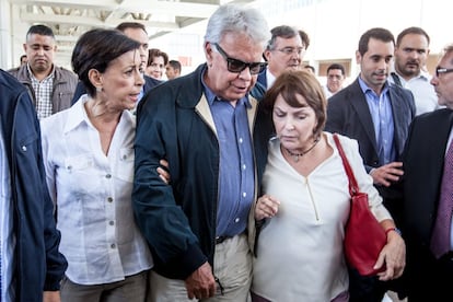 El expresidente español Felipe González llega a Caracas el 7 de junio de 2015 y es recibido por Mitzi Capriles (derecha), esposa del alcalde de la capital venezolana, Antonio Ledezma, y María Antonieta de López, madre del dirigente político opositor que se encuentra preso. Su intención era visitar al alcalde, en arresto domiciliario, pero el chavismo mostró su rechazo. | <a href=http://internacional.elpais.com/internacional/2015/06/07/actualidad/1433639366_689719.html target=”blank”>IR A LA NOTICIA</a>