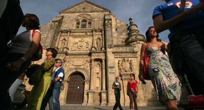 Visitantes de Úbeda, junto a la capilla del Salvador del Mundo.