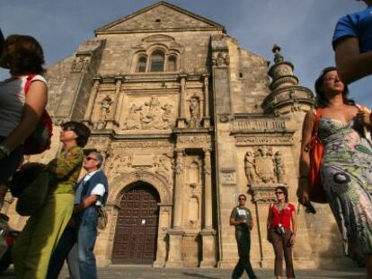 Visitantes de Úbeda, junto a la capilla del Salvador del Mundo.