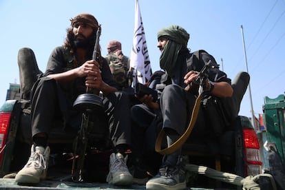 Combatientes talibanes en la parte trasera de un vehículo en Jalalabad, este martes.