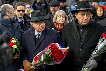 El embajador de Francia en Moscú, Pierre Levy (a la izquierda), assite a la iglesia Utolí Mayá Pechali de Moscú.
