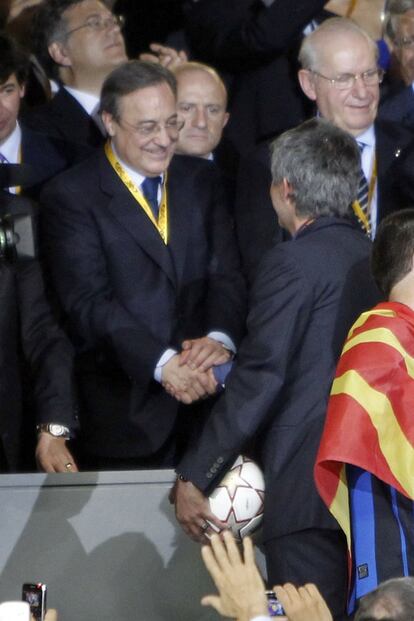 Mourinho saluda a Florentino Pérez en el palco del Bernabéu cuando era entrenador del Inter.