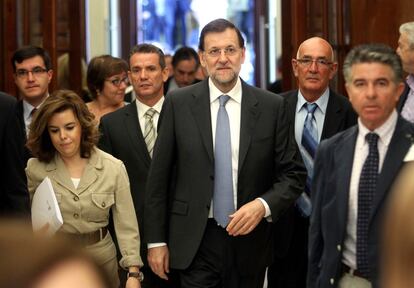 El presidente del Gobierno, Mariano Rajoy, acompañado de la vicepresidenta y portavoz del Ejecutivo, Soraya Sáenz de Santamaría, durante la sesión de control al Gobierno celebrada hoy en el Congreso de los Diputados.