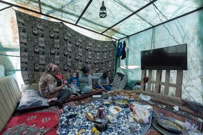 Mujeres y niños se refugian en una tienda de campaña improvisada tras los terremotos, en Ordekdede, Turquía, este lunes.