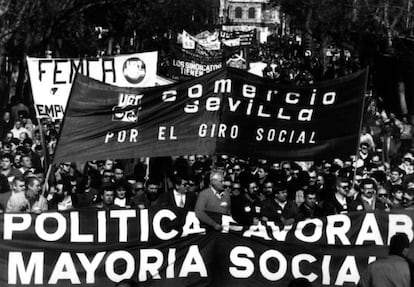 Durante la democracia, las reivindicaciones laborales siguieron articulándose en gran medida a través de los sindicatos; de los mayoritarios, pero también a través la enorme cantidad de centrales de toda índole (especializadas por profesiones, por territorios…) que fueron surgiendo. En la imagen, manifestación en Sevilla durante la huelga general del 14 de diciembre de 1988, la mayor de la democracia.