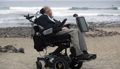 Stephen Hawking en la playa del Camis&oacute;n de Arona (Tenerife) en 2015. 
