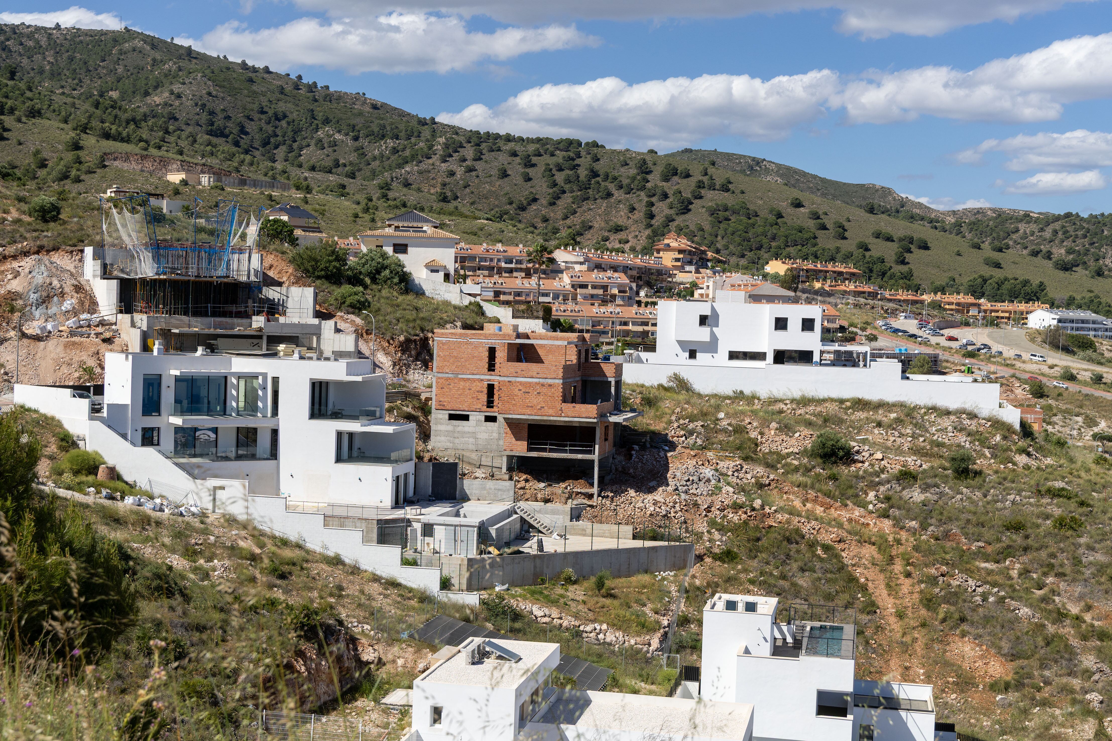 Viviendas en construcción en Benalmádena (Málaga), este lunes. 