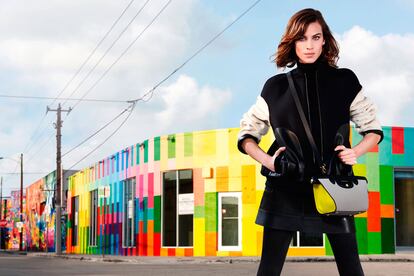 Alexa Chung repite con Longchamp. La 'it girl' se marca su cuarta campaña para la firma francesa posando en los edificios coloristas de Wynwood (Miami) y enseñando los nuevos modelos para el próximo otoño. 'Le Pliage Héritage Mini' en tres llamativos colores es la estrella de la colección.