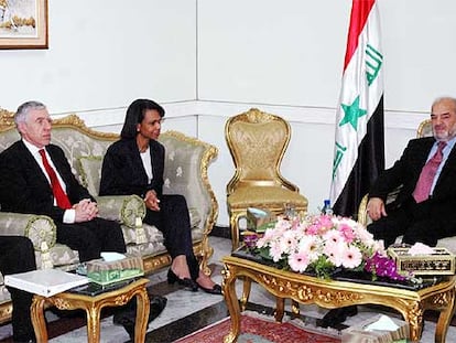 Straw (izquierda) y Rice se reúnen con el primer ministro iraquí, Ibrahim Yafari, ayer en Bagdad.