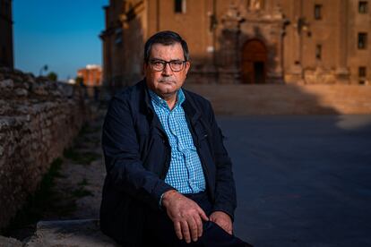 Jorge García, portavoz de Recuperando, la coordinadora que denuncia la inmatriculación de bienes de la Iglesia, ayer ante el templo de San Juan de los Panetes, en Zaragoza, recuperado como propiedad pública tras una inscripción ilegal del obispado.