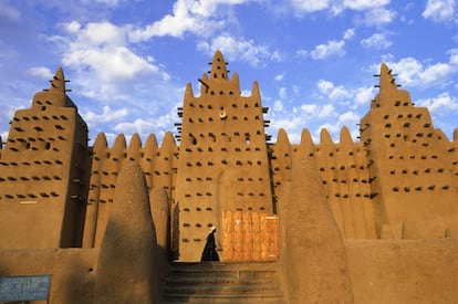 Patrimonio mundial de la Unesco, Djené es una de las ciudades más antiguas del oeste de África, acodada en el delta interior del río Níger. En sus tiempos, fue una de las grandes ciudades de Sudán, junto con Tombuctú y Mopti. La mezquita es un idílico telón de fondo para su vasto, animado y llamativo mercado semanal. Se trata del mayor edificio del mundo hecho de barro en una sola pieza y está considerada la cumbre de la arquitectura sudanesa-sahaliana. Es una construcción viva que se renueva con barro permanentemente. Pero además, la ciudad cuenta con más de 2.000 casas de barro con fachadas muy elaboradas que han permanecido casi intactas desde el siglo III a.C.