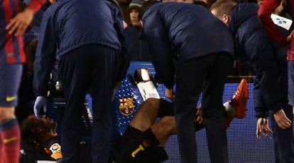 Valdés siendo atendido tras su lesión.