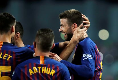 Gerard Piqué es felicitado por sus compañeros de equipo tras marcar el gol del empate.