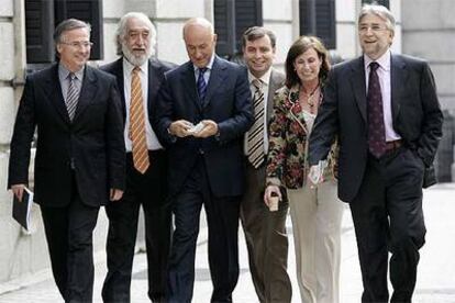 Los diputados de CiU Pere Grau, Josep Maldonado, Josep Antoni Duran Lleida, Jordi Xuclà, Mercè Pigem y Josep Sánchez Llibre.