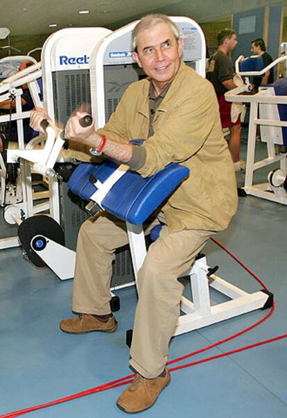 Emilio Pérez Touriño, candidato del PSdeG, en un gimnasio de Santiago.