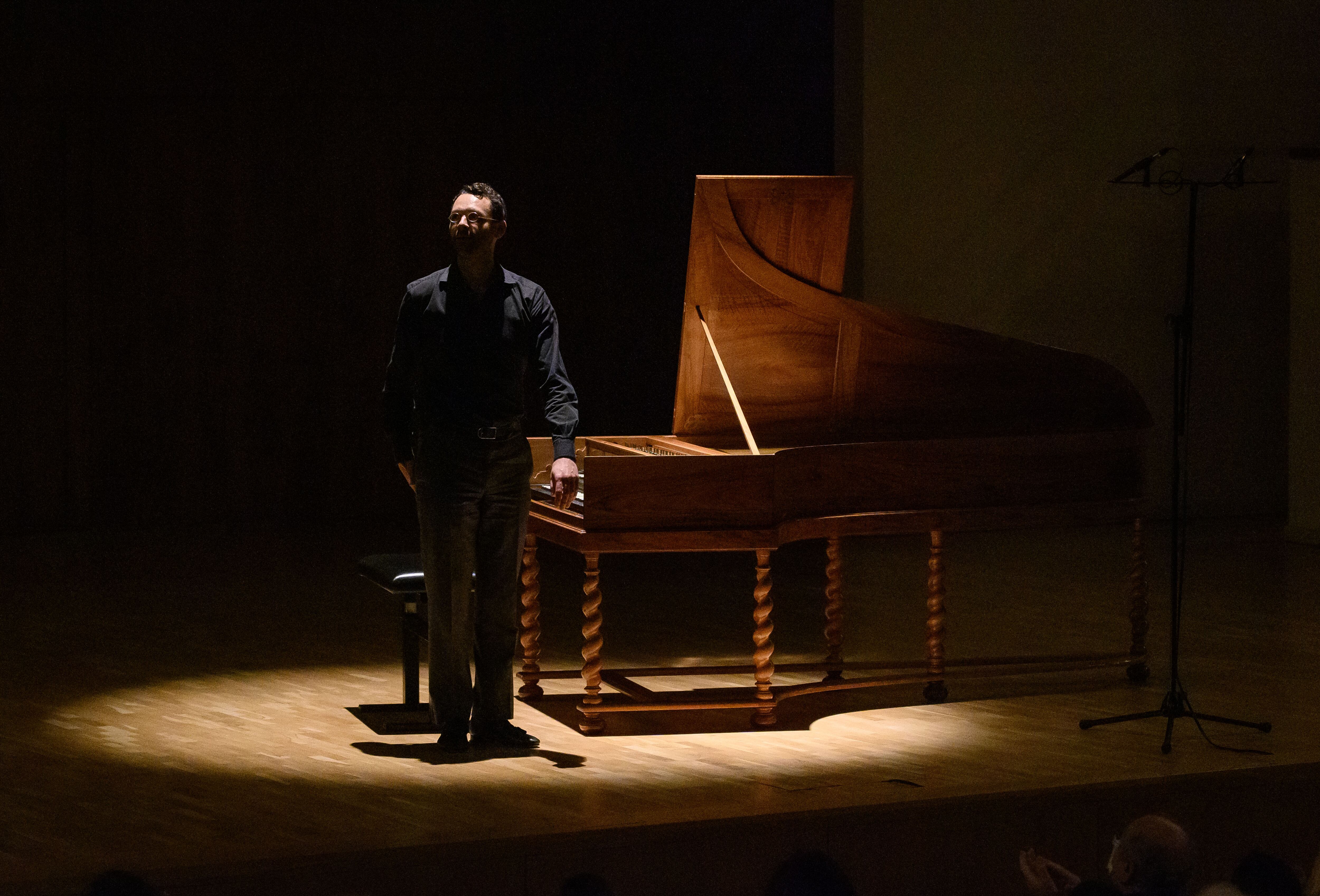 Benjamin Alard agradece los aplausos del público al final del concierto.