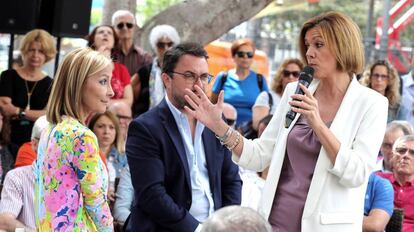 La candidata a presidir el PP María Dolores de Cospedal, este martes en un encuentro en el parque San Telmo de Las Palmas de Gran Canaria.