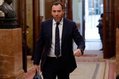 El ministro de Transporte y Movilidad Sostenible, Óscar Puente a su llegada al pleno del Congreso el 8 de mayo de 2025.