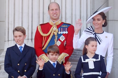 Los príncipes de Gales, Guillermo y Kate, acompañados de sus hijos, Jorge, Luis y Catalina, saludan desde el balcón del Palacio de Buckingham. 